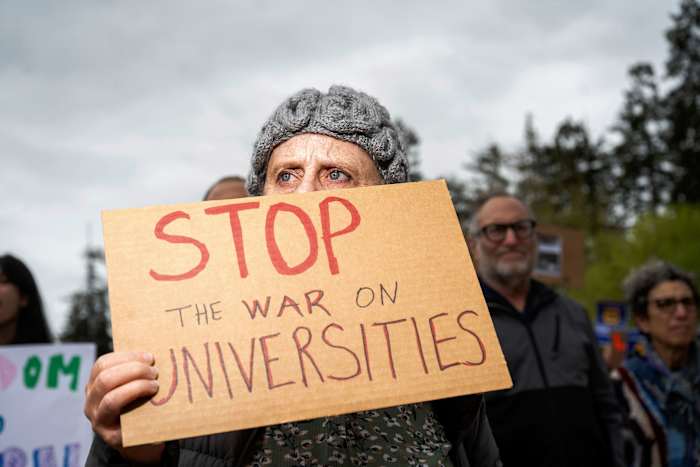 Advocatenkantoren, universiteiten en nu maatschappelijke organisaties zijn in de bezienswaardigheden van Trump voor bestraffende actie