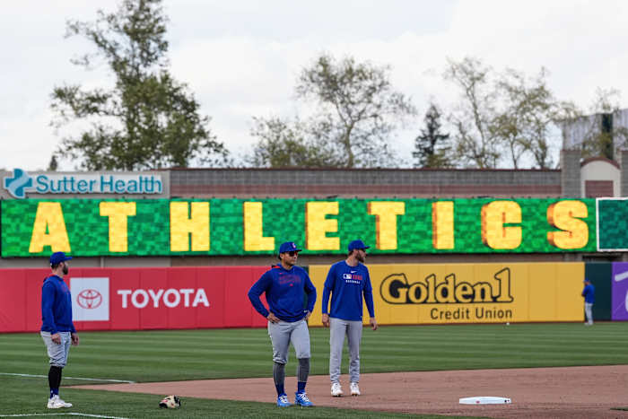 Atletiek Bat Boy Stewart Thalblum haalt de drone neer in het linker veld