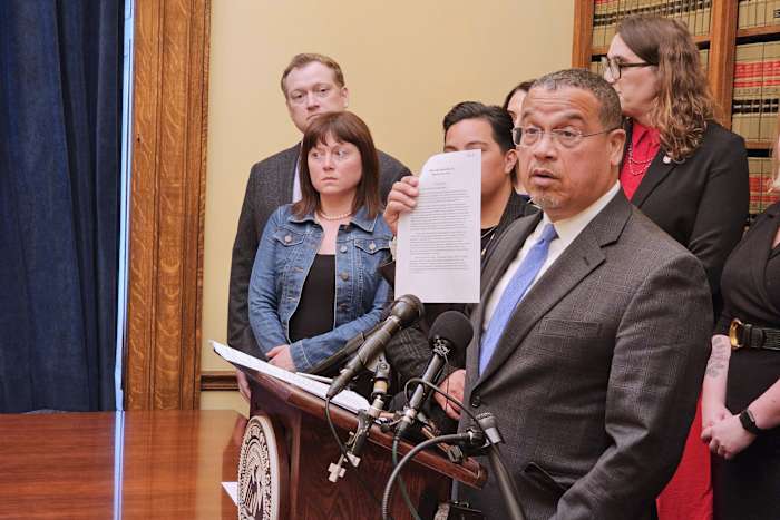 Attorney -generaal van Minnesota dient preventieve rechtszaak aan tegen Trump op transgender sportverbod