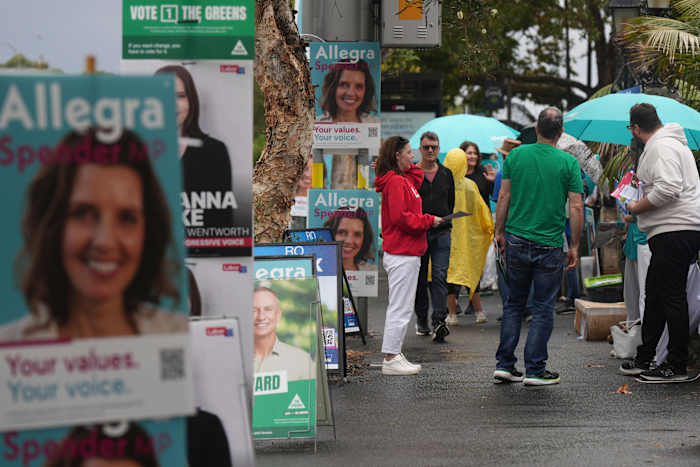 Australiërs beginnen te stemmen in algemene verkiezingen terwijl de dood van Paus campagne overschadigt