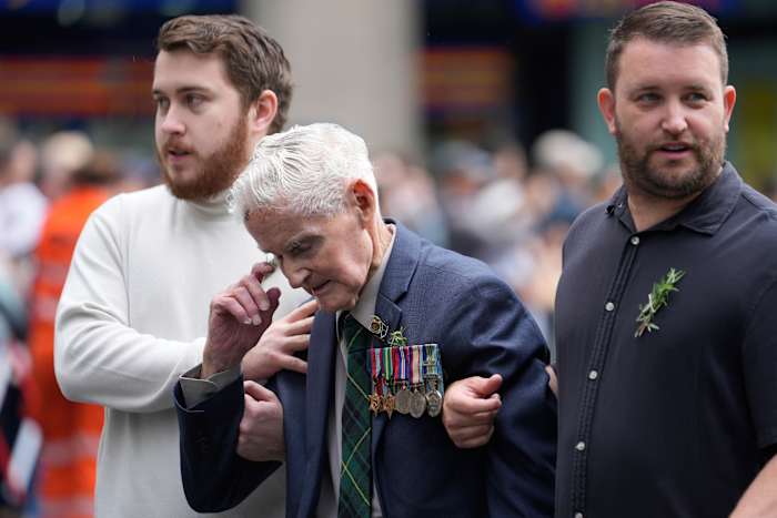 Australiërs en Nieuw -Zeelanders herdenken oorlog dood op Anzac Day