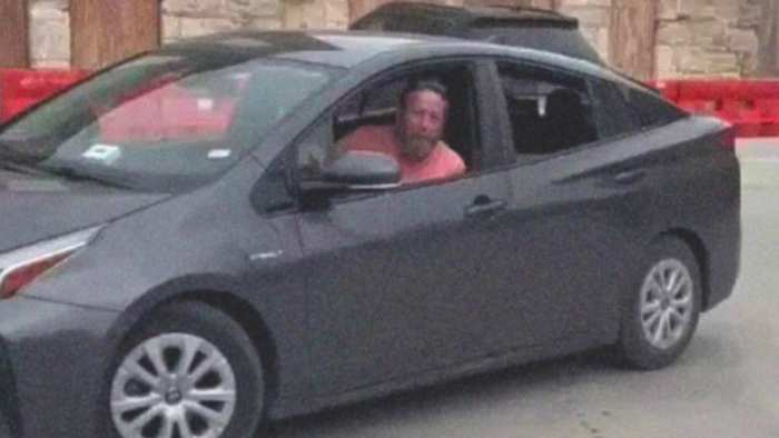 BCSO op zoek naar de mens die ervan wordt beschuldigd te proberen ex-SAPD-officier buiten de rechtbank te overlopen