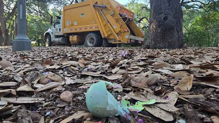 Bemanningen pakken afval achtergelaten door paasweekend kampeerders in San Antonio City Parks