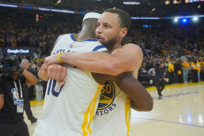 Butler, Curry leidt Warriors langs Grizzlies 121-116 om het zevende zaad in West-play-offs te beveiligen