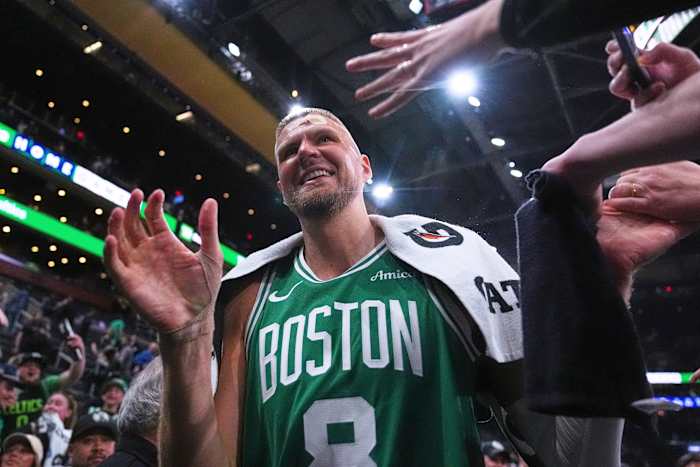 Celtics 'Kristaps Porzingis elleboog in het voorhoofd, gutst bloed, keert terug om te voltooien winst over magie