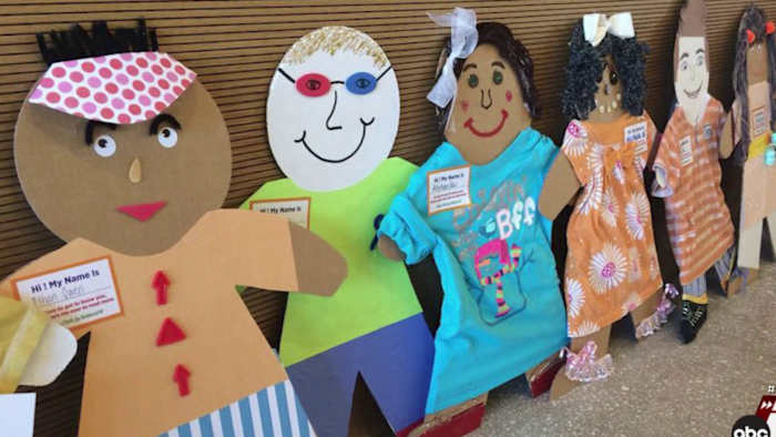 Childsafe distribueert kartonnen kinderen om gesprekken op te wekken over preventie van kindermishandeling