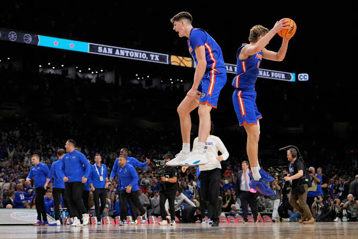 Clayton leidt Florida naar NCAA-titelspel en scoort 34 punten in 79-73 overwinning op SEC rivaal Auburn