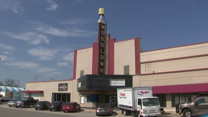 Comedy staat centraal in het historische Woodlawn Theatre en revitaliseert een geliefde San Antonio -locatie