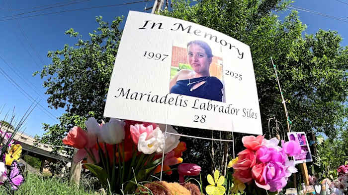 Community Honours Woman gevonden dood met Memorial, terwijl zoeken naar antwoorden doorgaat