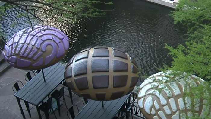Concha paraplu -kunstwerk transformeert San Antonio River Walk