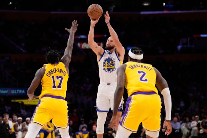 Curry scoort 37 punten en Warriors verslaan Lakers 123-116 in een potentiële eerste ronde playoff-preview