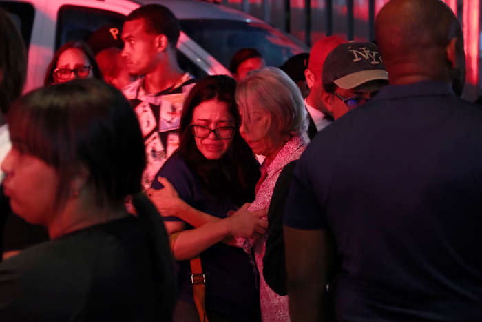 Dak instort in Dominicaanse club doodt minstens 113 terwijl ambtenaren klauteren om slachtoffers te identificeren