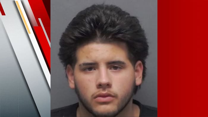 De 19-jarige verdachte gearresteerd nadat hij had toegegeven dat hij de auto-achtervolging op sociale media heeft gestolen, zegt SAPD