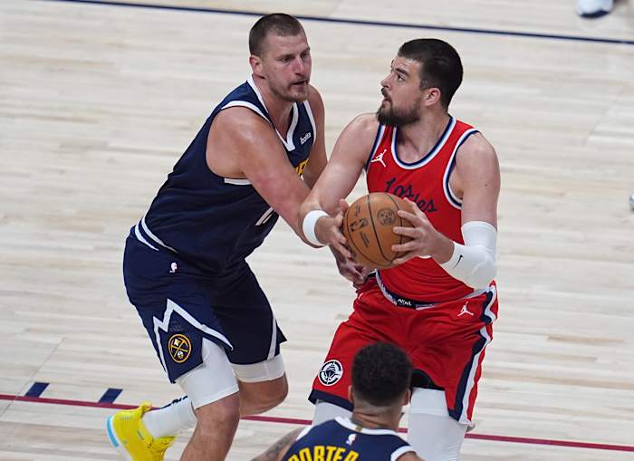 De 39 punten van Kawhi Leonard leiden Clippers naar een 105-102 overwinning op Nuggets naar zelfs series 1-1