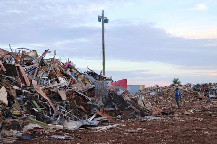 De Franse president Macron bracht nieuwe beloften met cycloon-battered Mayotte. Bewoners willen meer