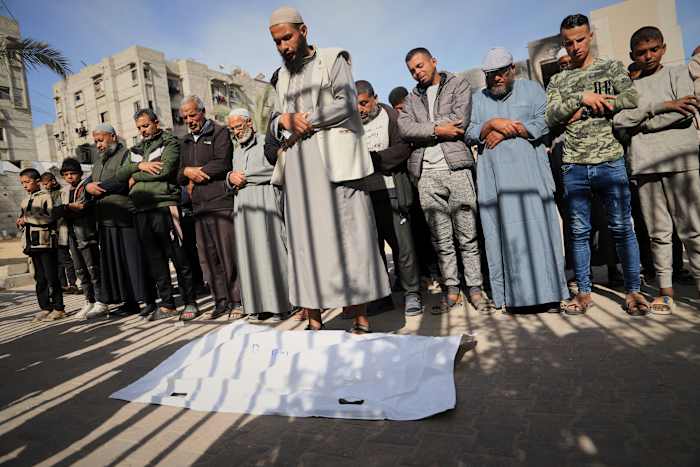 De Israëlische minister van Defensie zegt dat troepen voor onbepaalde tijd in Gaza, Libanon en Syrië zullen blijven