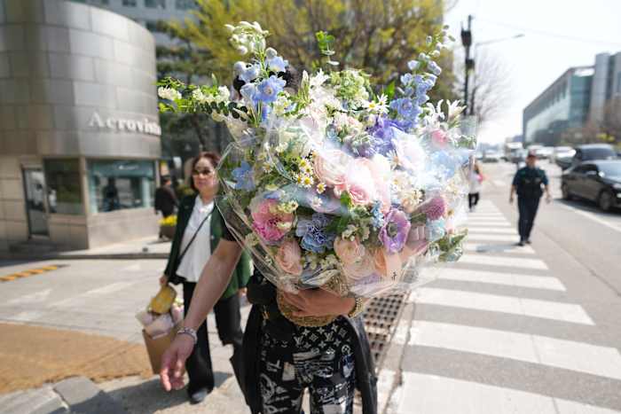 De Zuid -Koreaanse president Yoon omarmt supporters na het verlaten van de presidentiële residentie