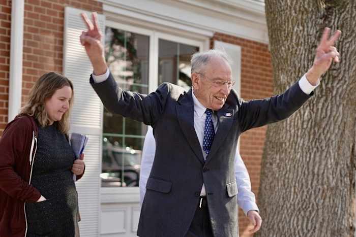 De deelnemers aan het stadhuis van Iowa zetten elkaar aan terwijl senator Grassley wordt geconfronteerd met verhitte vragen