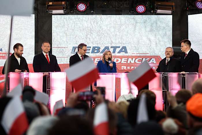 De divisies van Polen die worden getoond als presidentskandidaten kibbelen in een live tv -debat