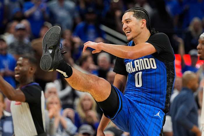 De frustratie van Trae Young kookt laat uit, wordt uitgeworpen in het play-in verlies van Atlanta tegen Orlando