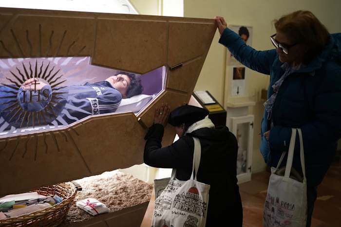 De heiligverklaring van de eerste Millennial Saint, Carlo Acutis, wordt uitgesteld na de dood van de paus