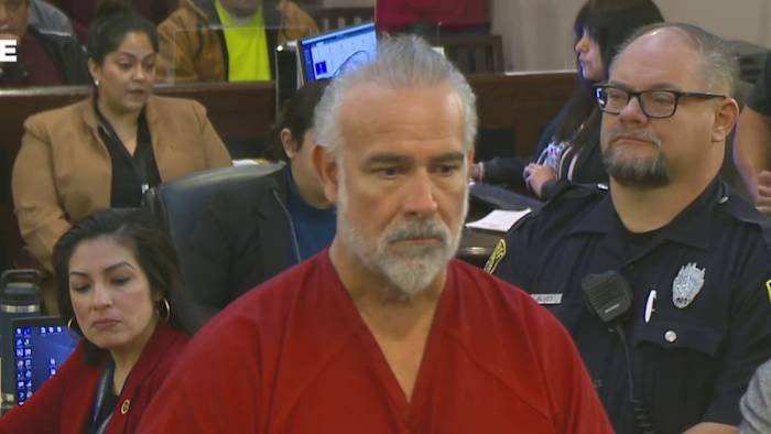 De hoorzitting van de voogdij over kinderen voor Brad Simpson als de aanklacht wegens moord opdoemt over vermiste vrouwelijke zaak