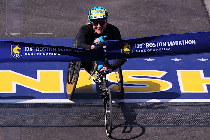De knuffel van Zwitserland krijgt de 8e Boston Marathon rolstoelwinst, American Scaroni A 2e in Milestone Year