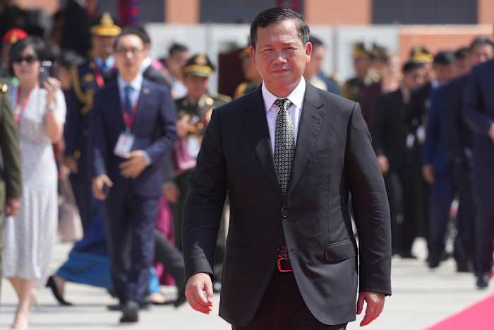 De leider van Cambodja voorzat tijdens de ceremonie voor upgrade van de marinebasis met hulp van China