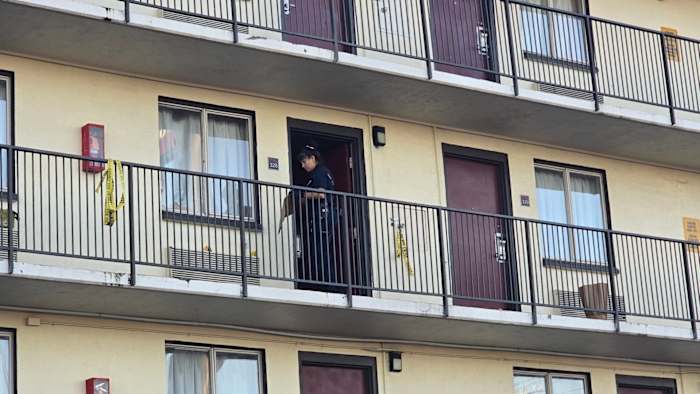 De man dodelijk neergeschoten in het noordoostelijke hotel na het beantwoorden van klop op de deur, zegt de politie