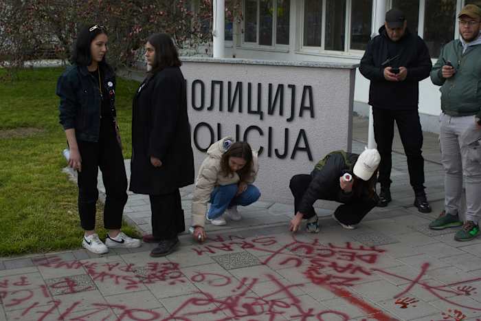 De spanningen gaan vóór een pro-governmentrally in Servië om massale studentenprotesten tegen te gaan