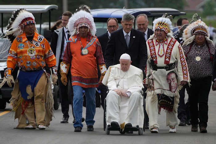 De volgende paus zal de gemengde erfenis van paus Franciscus erven met inheemse mensen