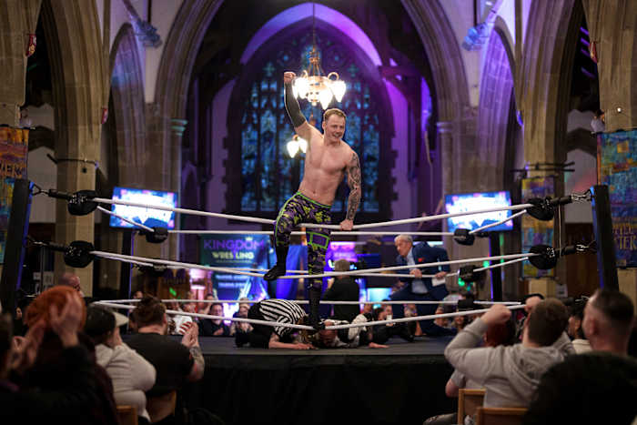 De worstelkerk van Engeland zoekt bekeerlingen met dopen en lichaamsslams