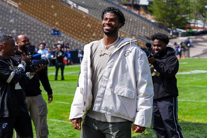 Deion Sanders klaagt van kritiek, zoon Shedeur staat voor op NFL Draft, maar zegt dat hij 'hiervoor is gebouwd'