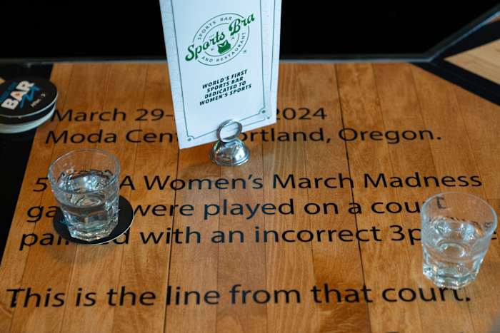 Die niet-overeenkomende 3-punts bogen van March Madness vorig jaar? De sportbeha heeft die rechtbank zijn bar gemaakt