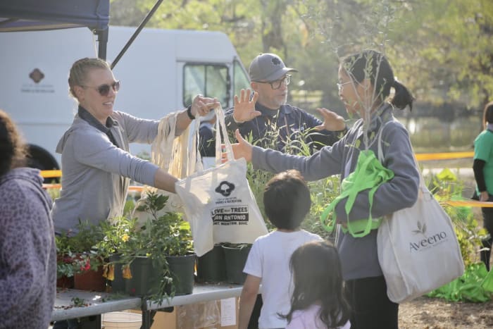 Earth Day Celebration in Woodlawn Lake Park om zaterdag te bevatten