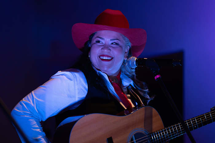 Een Mexicaanse muzikant gebruikt een omstreden genre om te zingen van vrouwen die gevangen zijn genomen voor het doden van hun misbruikers