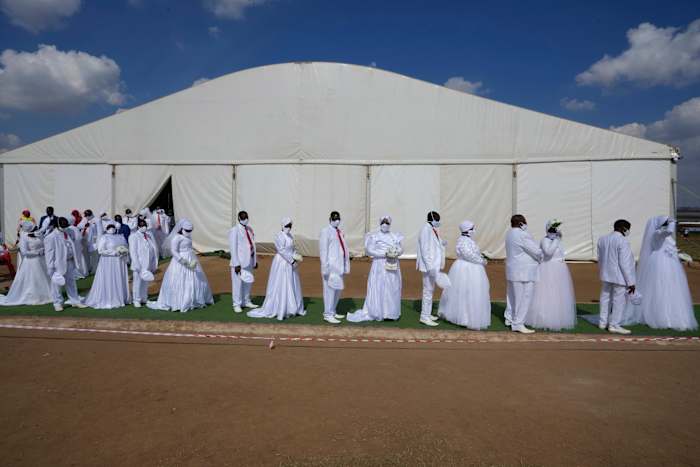 Een Pinksterkerk in Zuid -Afrika heeft massale paashuwelijken voor 3.000 mensen, sommige polygaam