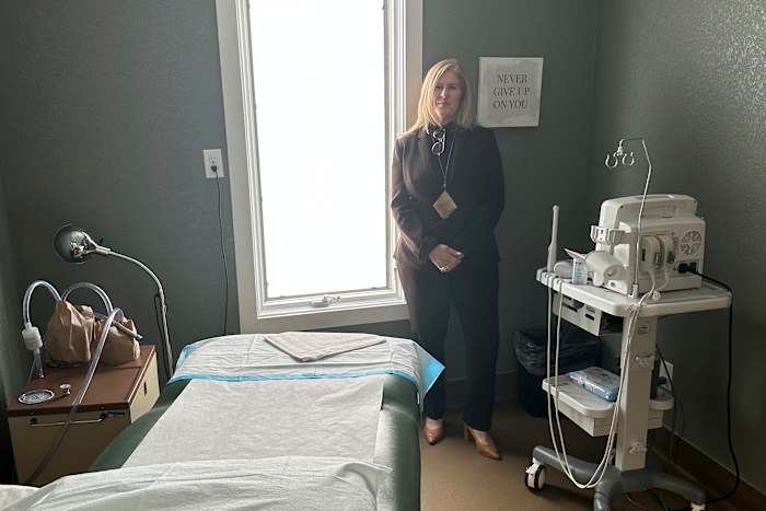 Een Wyoming -rechter schudt de voorschriften van de abortuskliniek op, terwijl een rechtszaak vordert