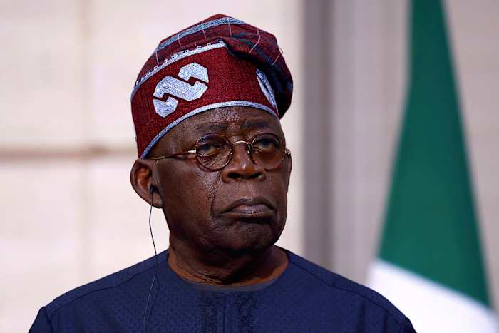 Een lied dat kritisch is over de president van Nigeria is uitgesloten van luchtgolven