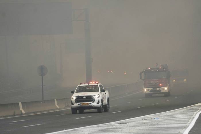 Een natuurbrand sluit de hoofdweg van de snelweg die Tel Aviv verbindt aan Jeruzalem en stuurt 12 mensen naar het ziekenhuis