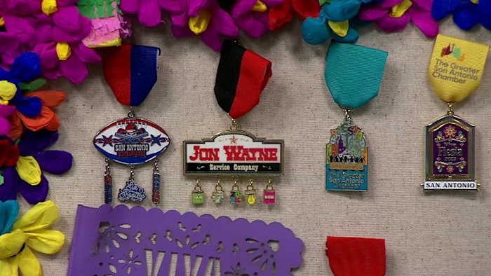 Ernie Zuniga van KSAT benadrukt San Antonio Gunslingers, Greater SA Chamber of Commerce, Christus Health Fiesta Medals