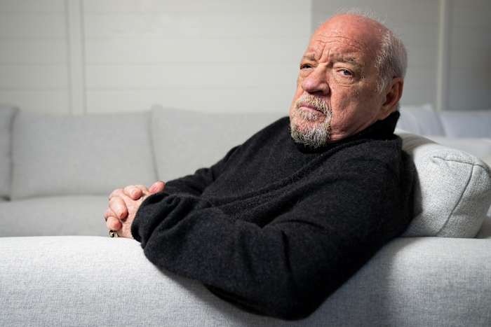 Ex-assistent zegt dat filmmaker Paul Schrader haar seksueel heeft misbruikt en zich terugtrok uit de deal