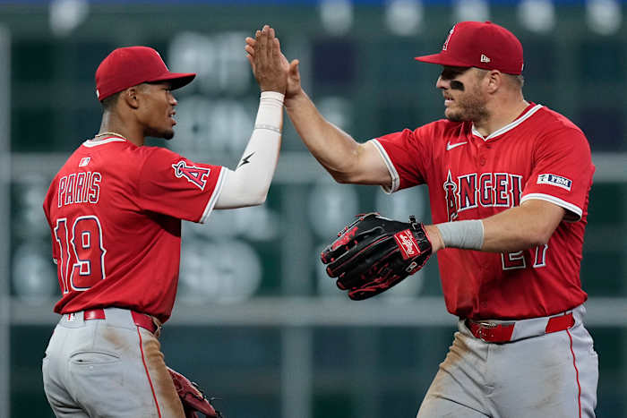 Fan reikt in de handschoen van Mike Trout om een ​​vangst van engelen outfielder te pakken
