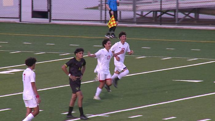 Fredericksburg Boys 'Soccer Team gaat verder naar regionale finales met 3-0 overwinning