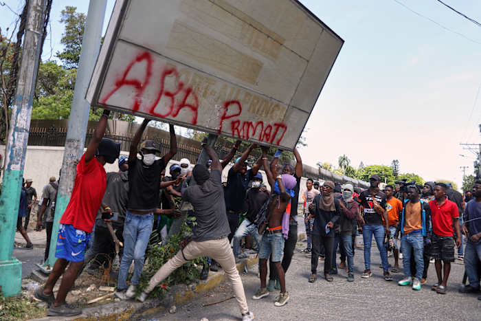 Geweervuur ​​als duizenden protesteren in Haïti om een ​​toename van bendegeweld aan de kaak te stellen