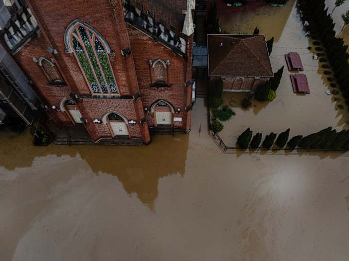 Gezwollen rivieren overstromingssteden in het zuiden van de VS na dagenlange stortvloed van regen