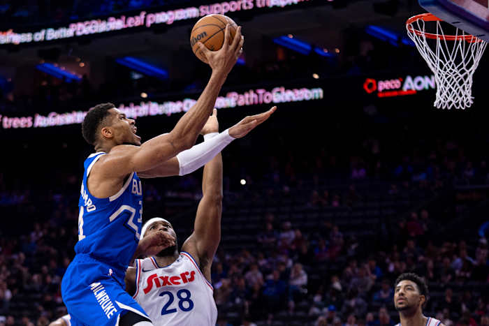 Giannis 'NBA 1e van 35 punten, 20 assists, 17 rebounds stuurt dollars voorbij 76ers 126-113