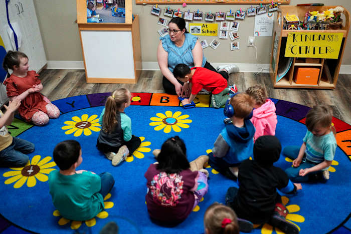 Head Start financiert dit jaar met bijna $ 1 miljard met bijna $ 1 miljard, wat enkele voorschoolse sluitingen veroorzaakt