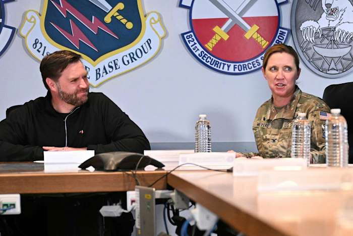 Head of US Space Force Base in Groenland wordt afgevuurd na Vance -bezoek