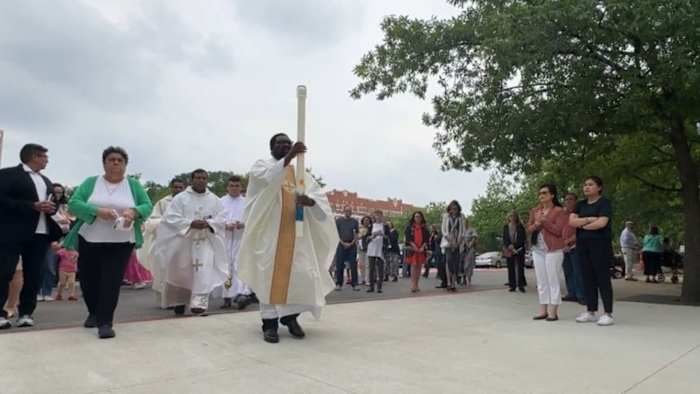 'Het betekent gemeenschap': honderden verzamelen zich voor Pasen Vigil Mass aan de universiteit van het geïncarneerde woord